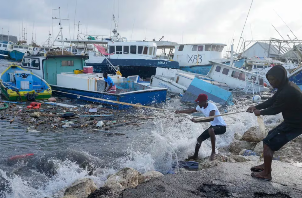 Tras devastar el sureste del Caribe, Beryl se dirige a Jamaica como un monstruoso huracán de categoría 5