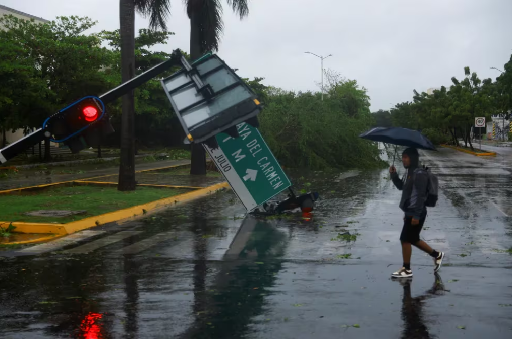 Yucatán entra en alerta roja ante el avance del huracán Beryl tras tocar tierra en Tulum.