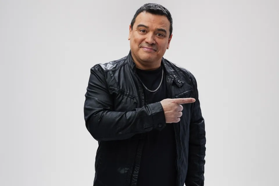 El comediante Carlos Mencia llega a Sioux City.