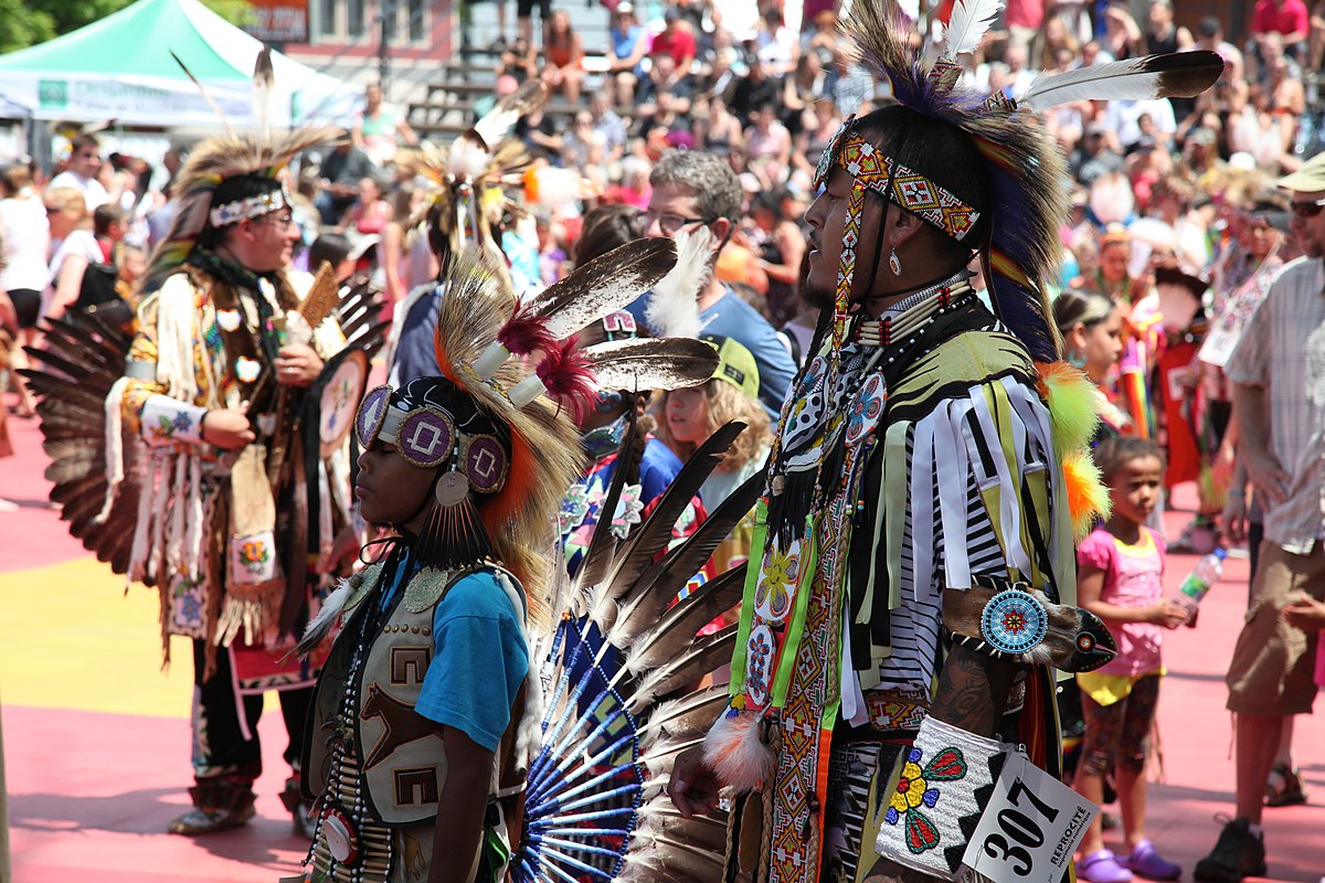 Pow Wow de familiares indígenas desaparecidos y asesinados de Red Sky Nation celebrado en Riverside Park.