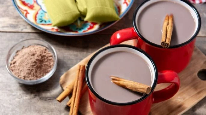 ¿Cuántas calorías tiene un atole? Aquí te decimos para que decidas si lo tomas en la cena o no.