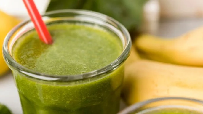 Empieza tu día con un sabroso batido verde de kale con plátano; aquí la receta.