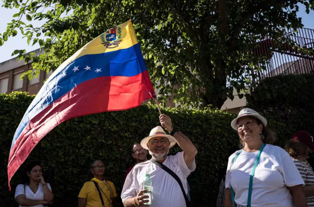 Tras el fraude de Maduro, los venezolanos piden a España que se agilicen permisos de residencias y trabajo.