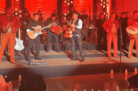 Christian Nodal continúa su gira ‘Pal Cora’ acompañado por Ángela Aguilar.