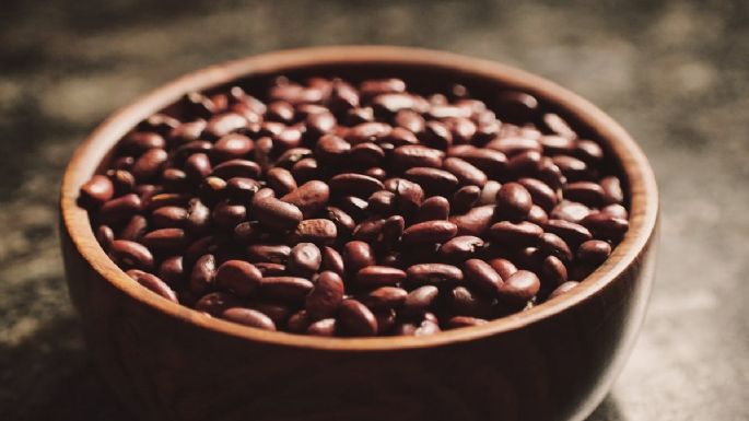 Expertos destacan los beneficios de consumir frijoles y quelites, dos productos de la gastronomía mexicana.