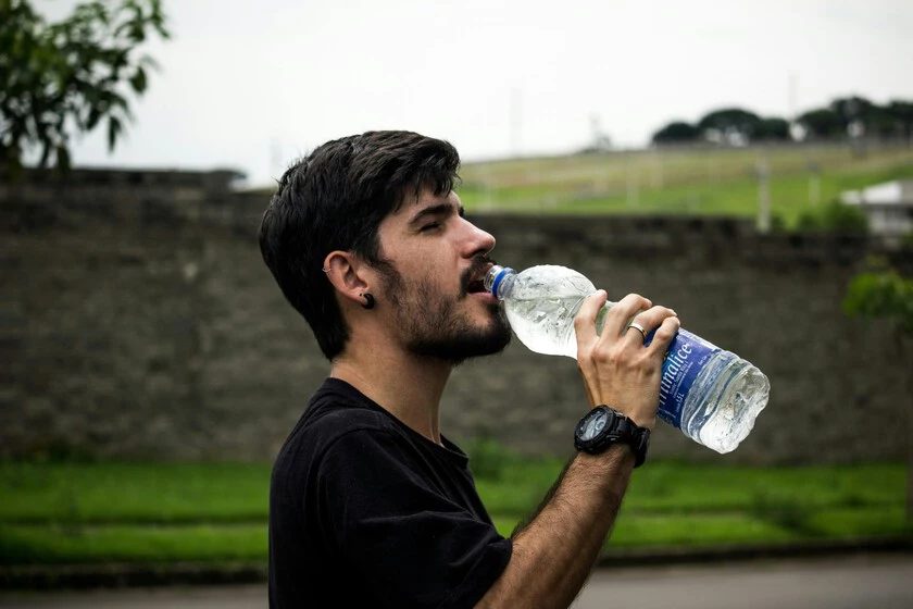 Reutilizar la botella de agua del supermercado es un gran error: una experta nos alerta de lo que puede ocurrir.