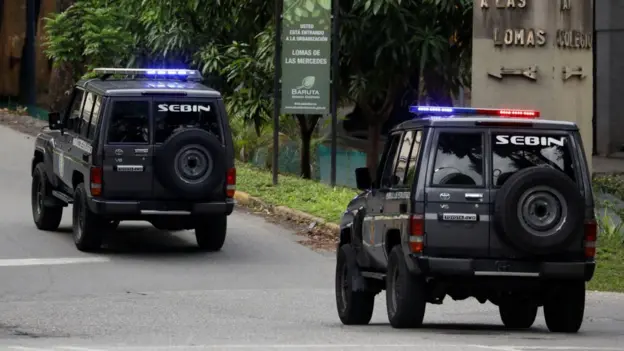 Las fuerzas de seguridad de Venezuela rodean la embajada de Argentina en Caracas mientras crece la tensión con Brasil por la custodia del edificio.