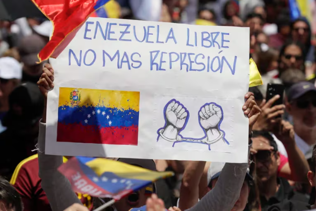 Human Rights Watch documentó asesinatos, detenciones arbitrarias y acoso contra opositores en Venezuela después del fraude electoral.