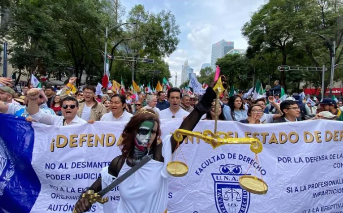 Marchan en contra de la reforma judicial.