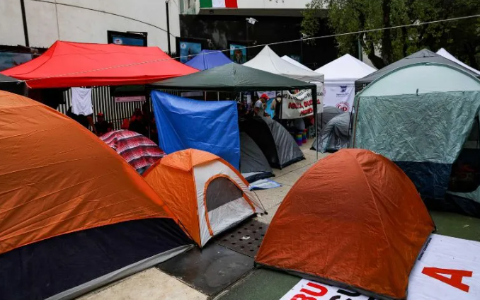 Protestas llegan hasta las puertas del Senado.