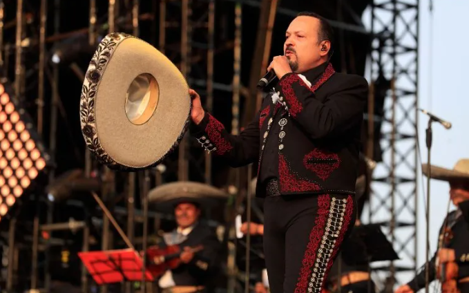 Pepe Aguilar reconoce que boda de Nodal y Ángela fue precipitada.