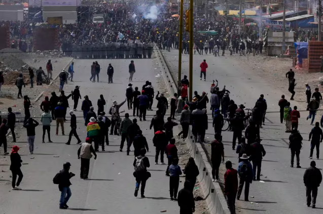 Violentos enfrentamientos entre simpatizantes de Luis Arce y Evo Morales en plena marcha contra el Gobierno de Bolivia.