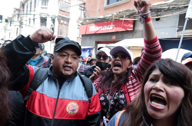 Tensión en Bolivia: miles de seguidores del presidente Luis Arce marcharon en su defensa y en contra de Evo Morales.