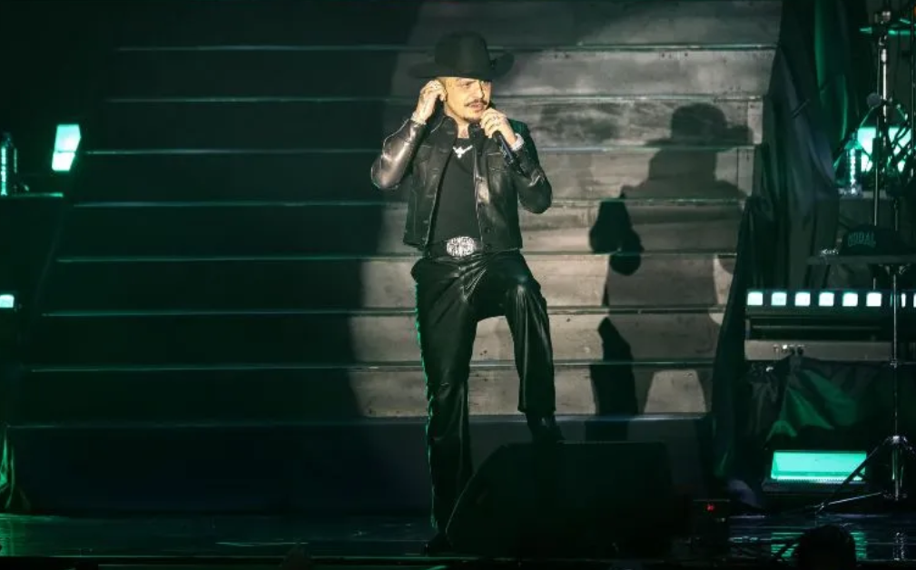 ¡Increíble! Christian Nodal comparte su momento más vergonzoso durante un concierto.