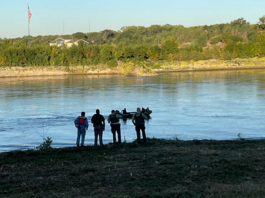 Un hospitalizado después de que una camioneta se hundiera en el río Missouri cerca de la I-29