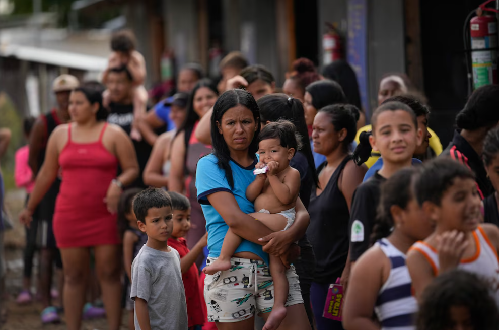 Tras el fraude electoral de Nicolás Maduro, uno de cada cuatro venezolanos tiene la intención de irse del país.