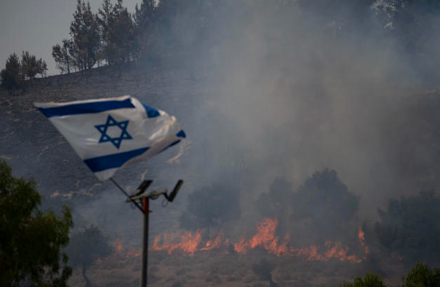 El grupo terrorista Hezbollah bombardeó el norte de Israel y provocó incendios en el aniversario de la masacre de Hamas.