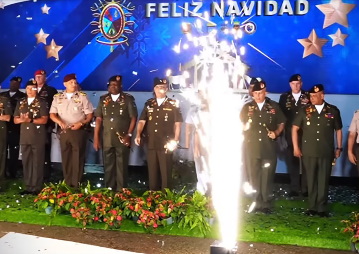 Un sargento murió preparando el encendido de la Navidad en Venezuela pero la Fuerza Armada siguió celebrando al ritmo de tambores.