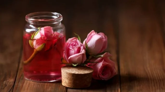 Agua de rosas: Descubre qué tan efectiva es y cuáles son sus principales beneficios