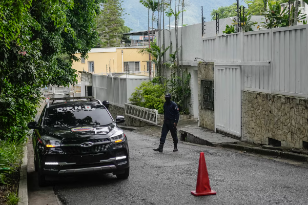 Cuarto día de asedio del régimen de Maduro a Embajada de Argentina en Caracas: hay presencia policial y siguen sin luz