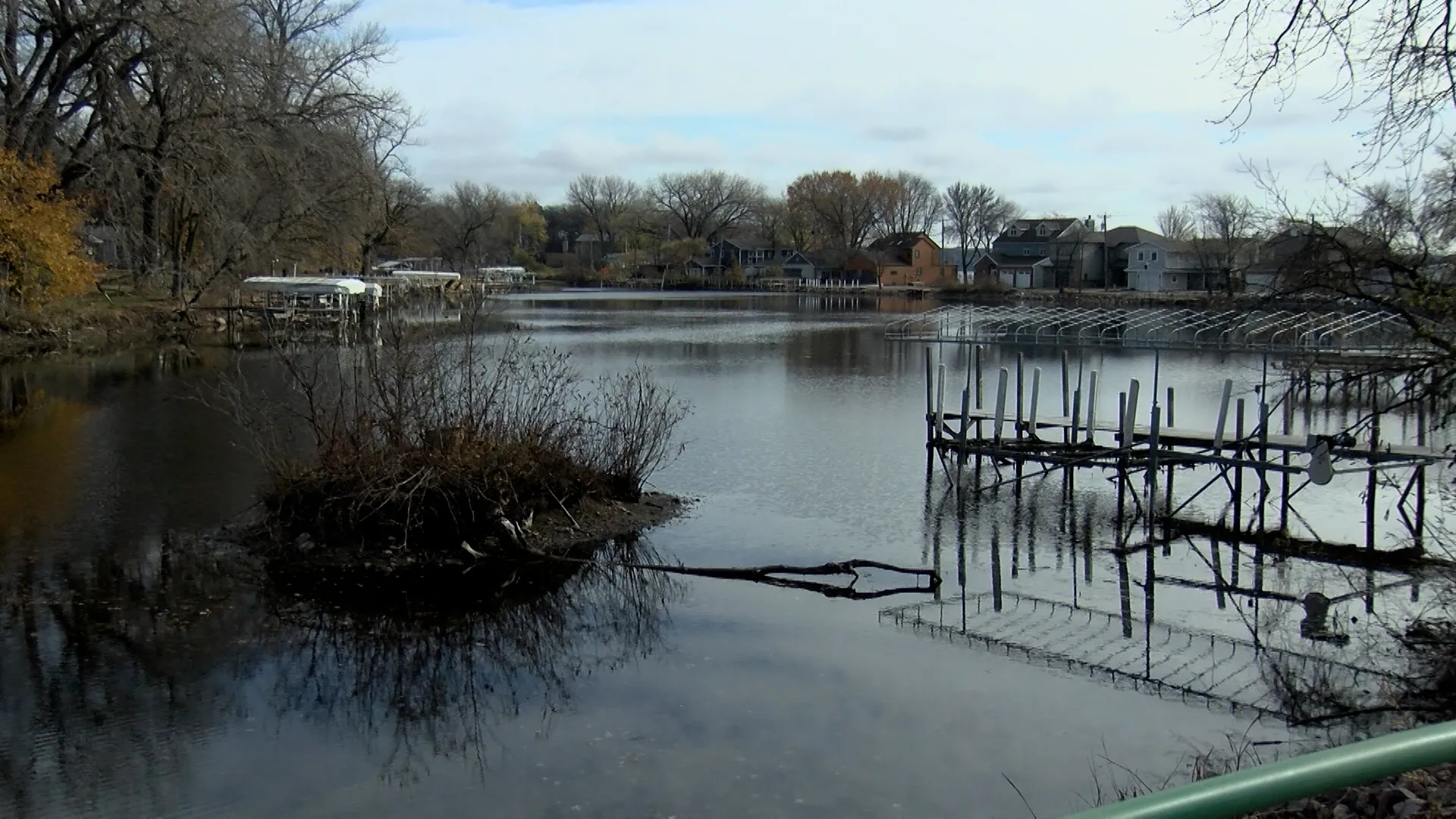 La comunidad busca salvar la vital vía fluvial del lago Okoboji del Oeste