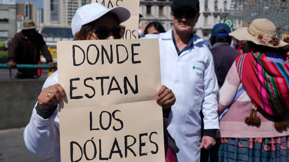 Escasez de dólares en Bolivia: crecen los reclamos de la población por devolución de depósitos bancarios en moneda local