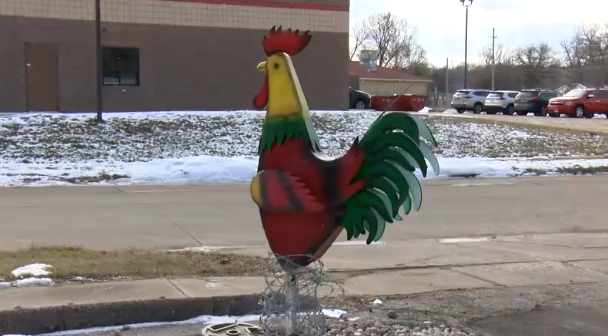 Estatua de pollo regresa sana y salva a negocio de Sioux City