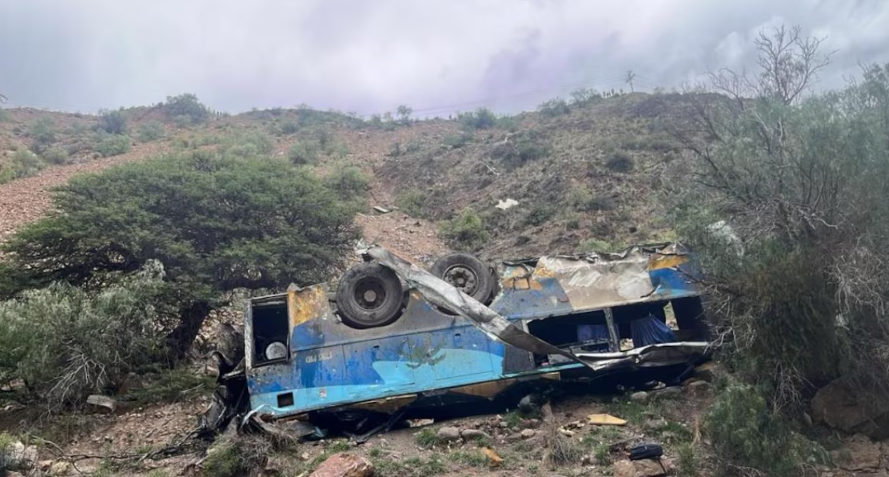 Al menos 30 muertos luego de que un bus cayera por un barranco en Bolivia