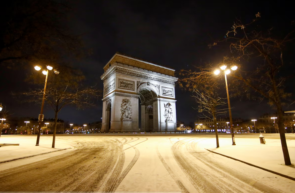 Francia enfrenta su invierno más oscuro y frío en 30 años, con víctimas fatales y crisis en la salud