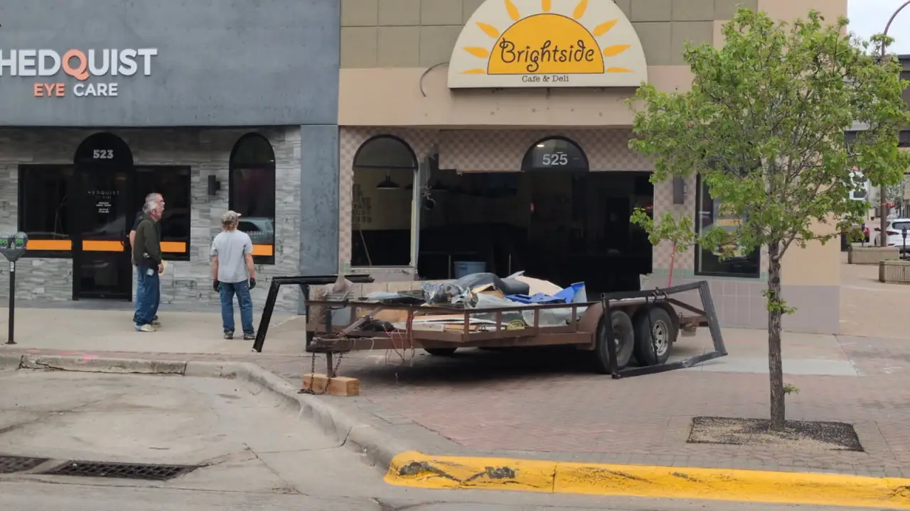 Un hombre se quedó dormido al volante y causó daños por $32,000 a Brightside, dice la policía.