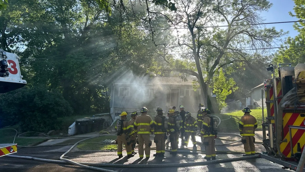 Un bombero de Sioux City fue llevado al hospital tras una llamada de socorro durante el incendio de Morningside.