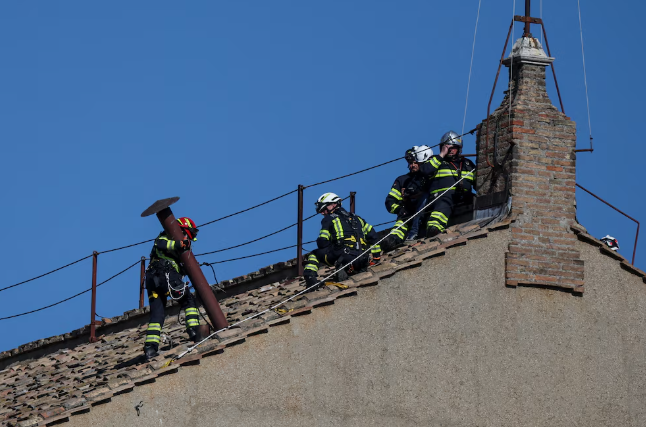 El Vaticano comenzó la instalación de la chimenea en la Capilla Sixtina que anunciará la elección del nuevo Papa