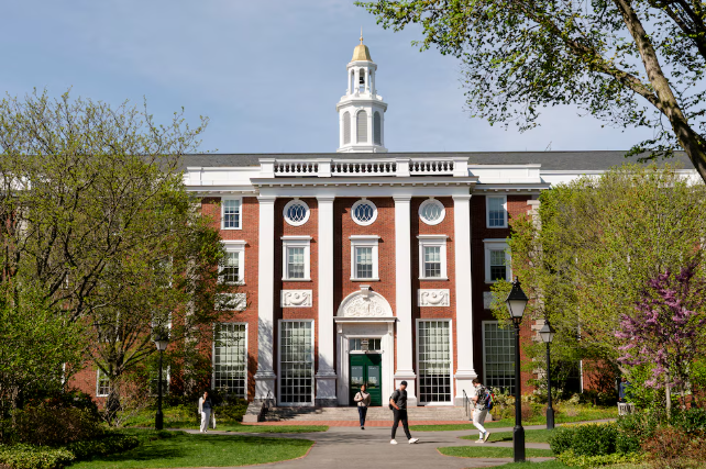 La Universidad de Harvard demandó a la administración Trump por bloquear la inscripción de estudiantes internacionales