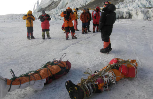 El lado oculto del Everest: el cambio climático dejó al descubierto los cadáveres de alpinistas atrapados durante décadas