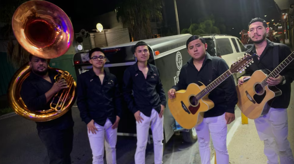 Grupo Fugitivo cantó en vivo controversial tema que señalaría a este poderoso narco un día antes de desaparecer