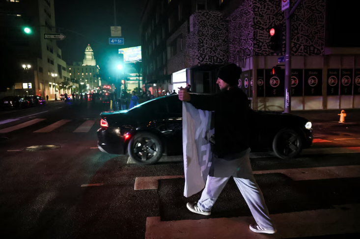 La Policía de Los Ángeles realizó múltiples arrestos durante el toque de queda nocturno impuesto por los disturbios
