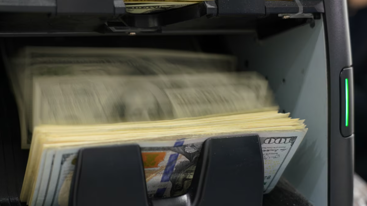 Dólar rompe el piso de 19 pesos por primera vez desde Agosto