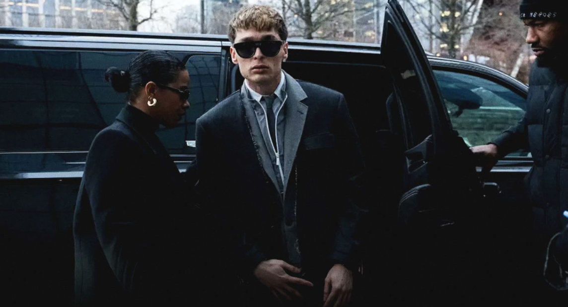 Peso Pluma muestra su apoyo a la comunidad latina