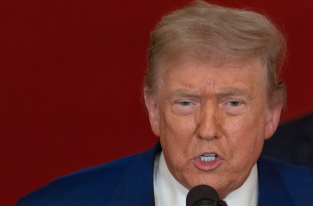 Trump pidió evitar un alza del petróleo tras la amenaza de Irán sobre cerrar el estrecho de Ormuz: “¡No hagan el juego del enemigo!”