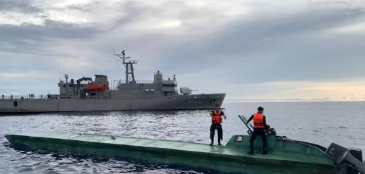 Aseguran semisumergible con más de tres toneladas de cocaína; hay tres extranjeros detenidos