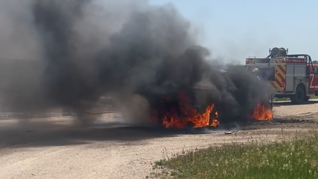 Mujer embarazada hospitalizada tras intentar ayudar durante incendio de vehículo