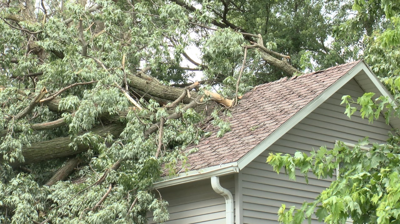 Continúa la limpieza mientras miles de personas se recuperan de las violentas tormentas nocturnas