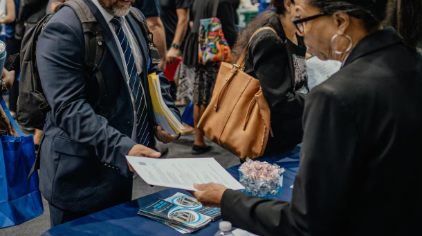 Trump lo va a presumir: Creación de trabajos supera expectativas en junio y desempleo cae a 4.1% en EU