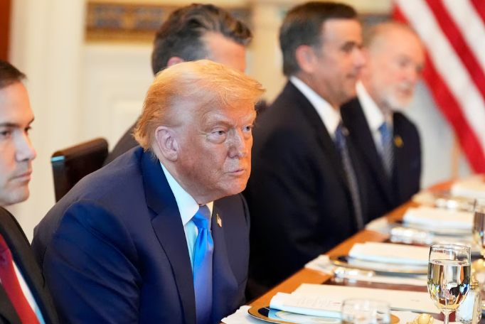 Donald Trump: “Putin está asesinando a mucha gente, no estoy contento con él, así que vamos a enviar algunas armas defensivas a Ucrania”