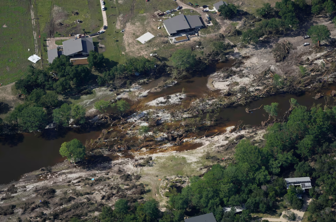 Las inundaciones en Texas suman 120 muertos mientras continúan las labores de rescate
