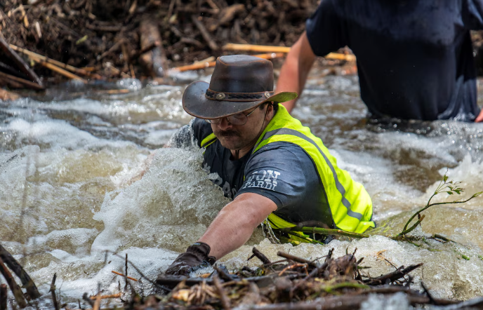 Murieron tomados de la manos: el emotivo final de un matrimonio mexicano durante las inundaciones en Texas