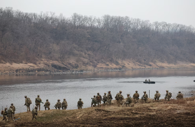 Un desertor norcoreano fue rescatado por el Ejército de Corea del Sur tras cruzar un río con flotadores improvisados