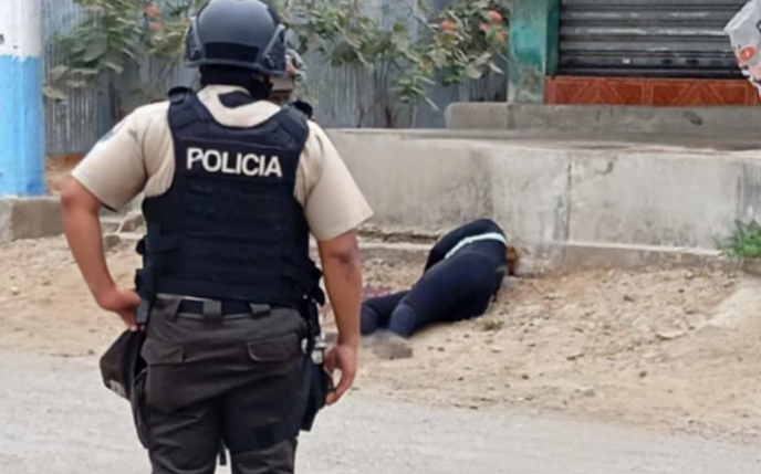 Ataque armado en Ecuador: sicarios con indumentaria militar asesinaron a seis personas en plena vía pública