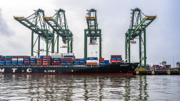 Nuevos aranceles de Trump generan caos en aduanas de EU