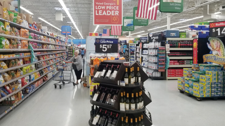 Confianza de los consumidores baja en EU; aumenta preocupación por mercado laboral